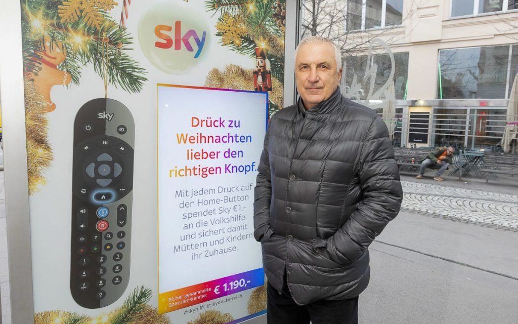 Hans Krankl vor einem Screen mit der Sky-Kampagne (Foto: Sky Österreich)