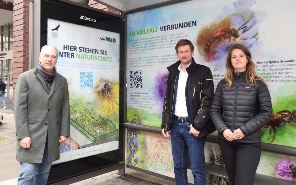 Von links: Patrick Möller von Wall, Staatsrat Martin Bill vom BVM und Anja Proske von der Deutschen Wildtier-Stiftung vor bepflanztem Unterstand (Foto: Wall GmbH) 