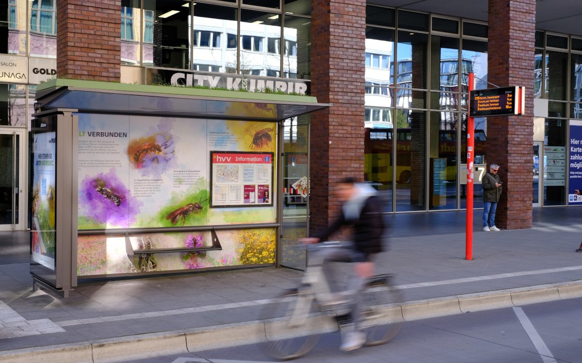 Fahrgastunterstand vonn Walldecaux mit Bepflanzung in Hamburg (Foto: Wall GmbH)