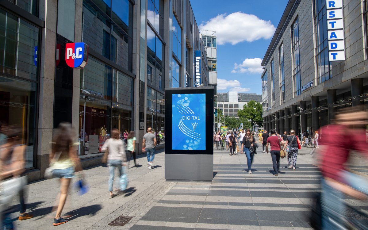 In der Dresdner Shoppingmeile Prager Straße können Marken jetzt auf öffentlichen Displays werben. (Foto: WallDecaux)