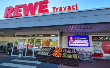 Die DooH-Screens von Media befinden sich an den Fassaden von Rewe-Filialen oder anderen Märkten. (Foto: Media GmbH)