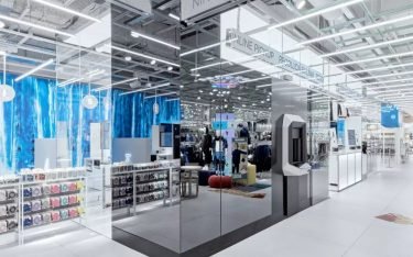 Inditex führte im Lefties-Store in Barcelona Click & Collect mit einem System von Cleveron ein. (Foto: Lefties)