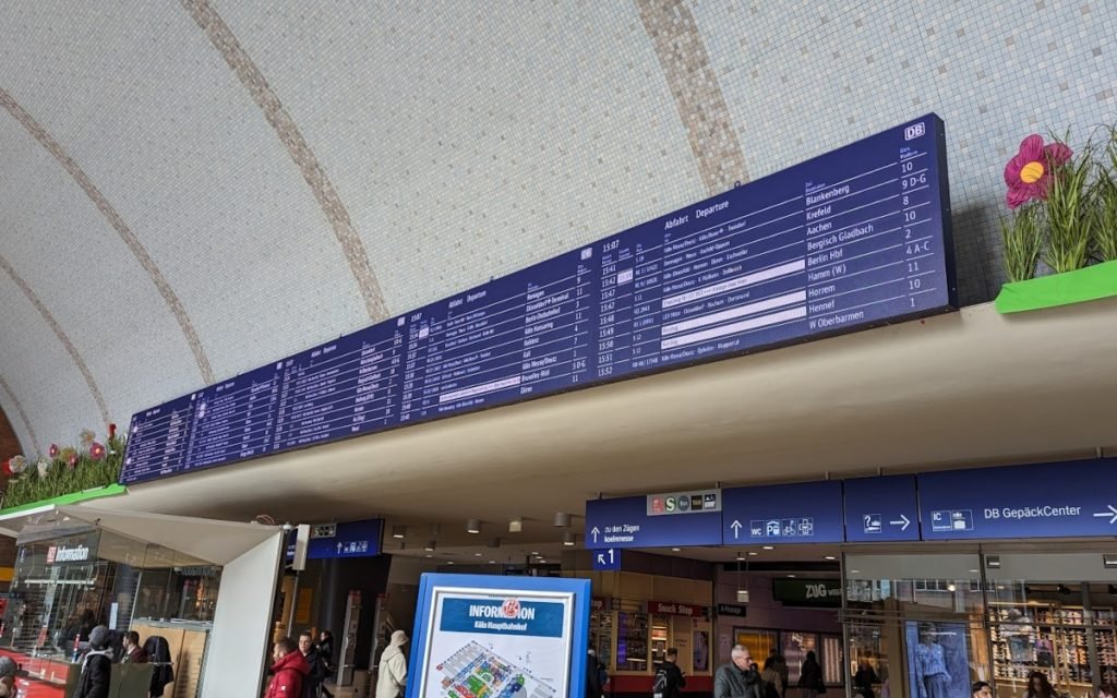 DB Abfahrtsanzeiger am Hauptbahnhof Köln (Foto: invidis)