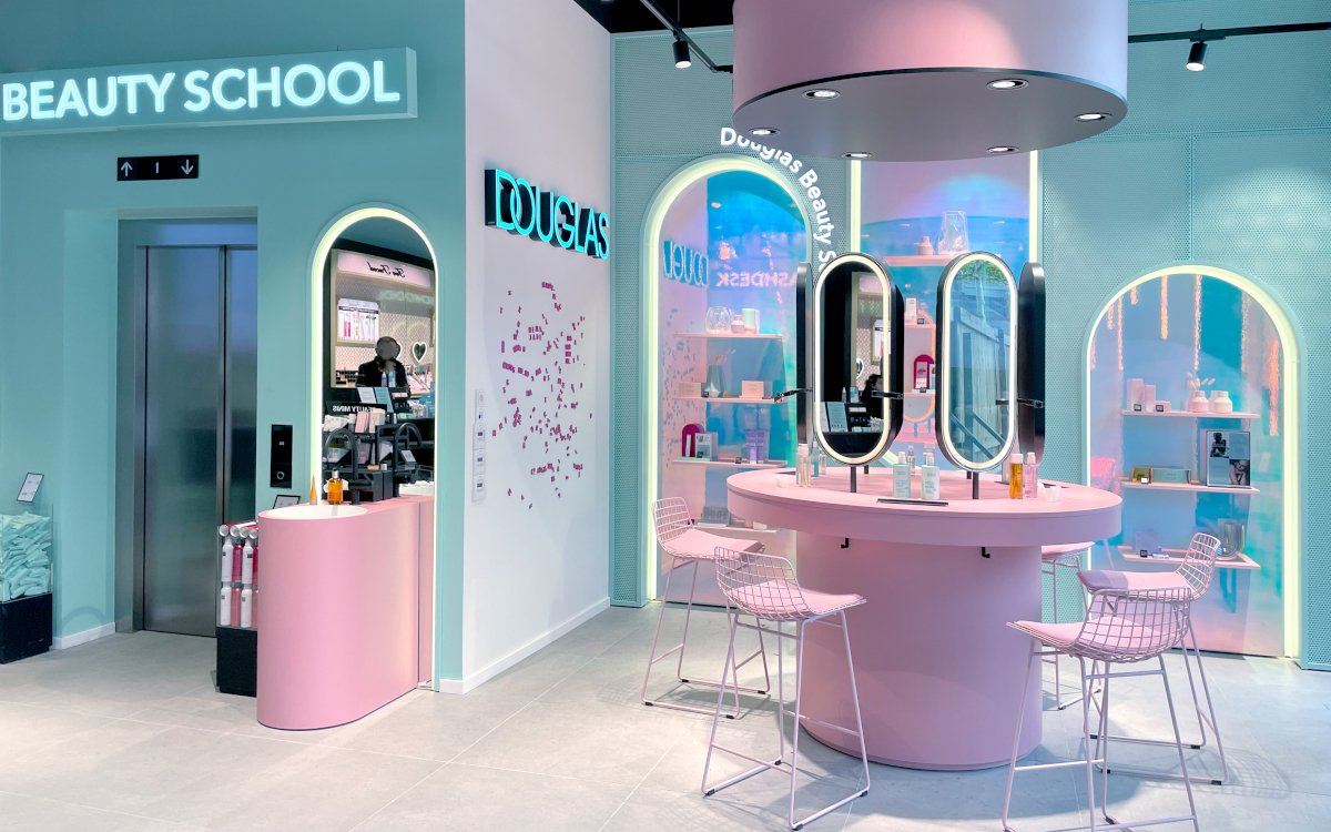 Im neuen Düsseldorfer Douglas gibt es verschiedene Experience-Ecken wie die Beauty School. (Foto: DOUGLAS)