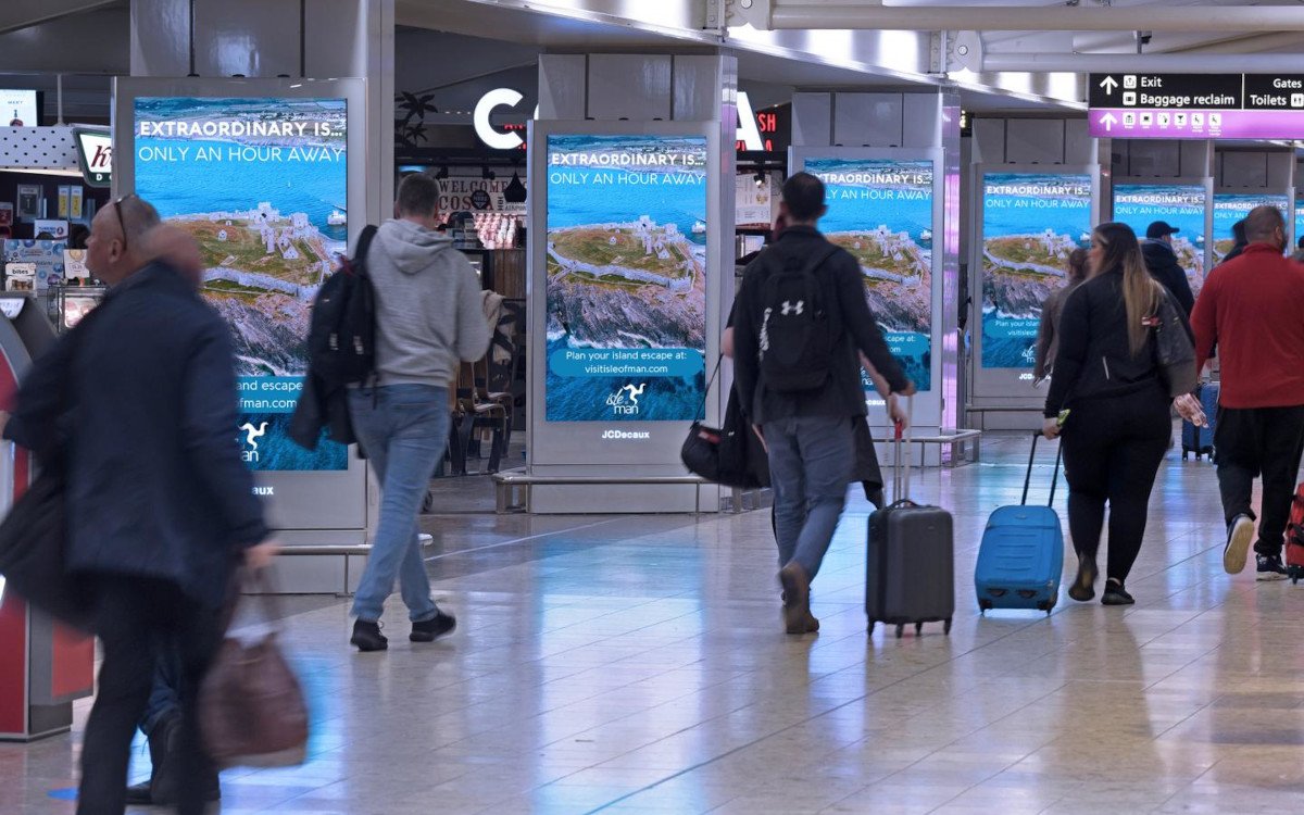 Diese Kampagne am Edinburgh Airport ließ die Regierung der Isle of Man programmatisch über Stackadapt buchen. (Foto: JCDecaux)