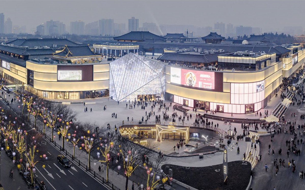 Die Joy City Shoppingmall in Xi'ang mit einem Vorbau aus transparentem LED (Foto: Arquitectonica)