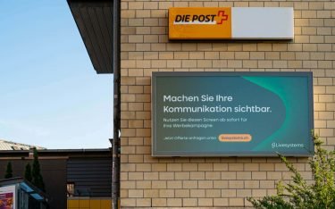 Wo vorher ein Plakat hing, befindet sich jetzt ein DooH-Screen. Hier an der Fassade der Schweizer Post in Kloten. (Foto: Livesystems)
