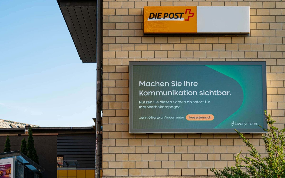 Wo vorher ein Plakat hing, befindet sich jetzt ein DooH-Screen. Hier an der Fassade der Schweizer Post in Kloten. (Foto: Livesystems)