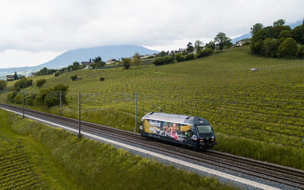Die Lokomotive der SSB fährt mit einer Kampagne für den Ort Nendaz durch die ganze Schweiz. (Foto: Nendaztourismus)