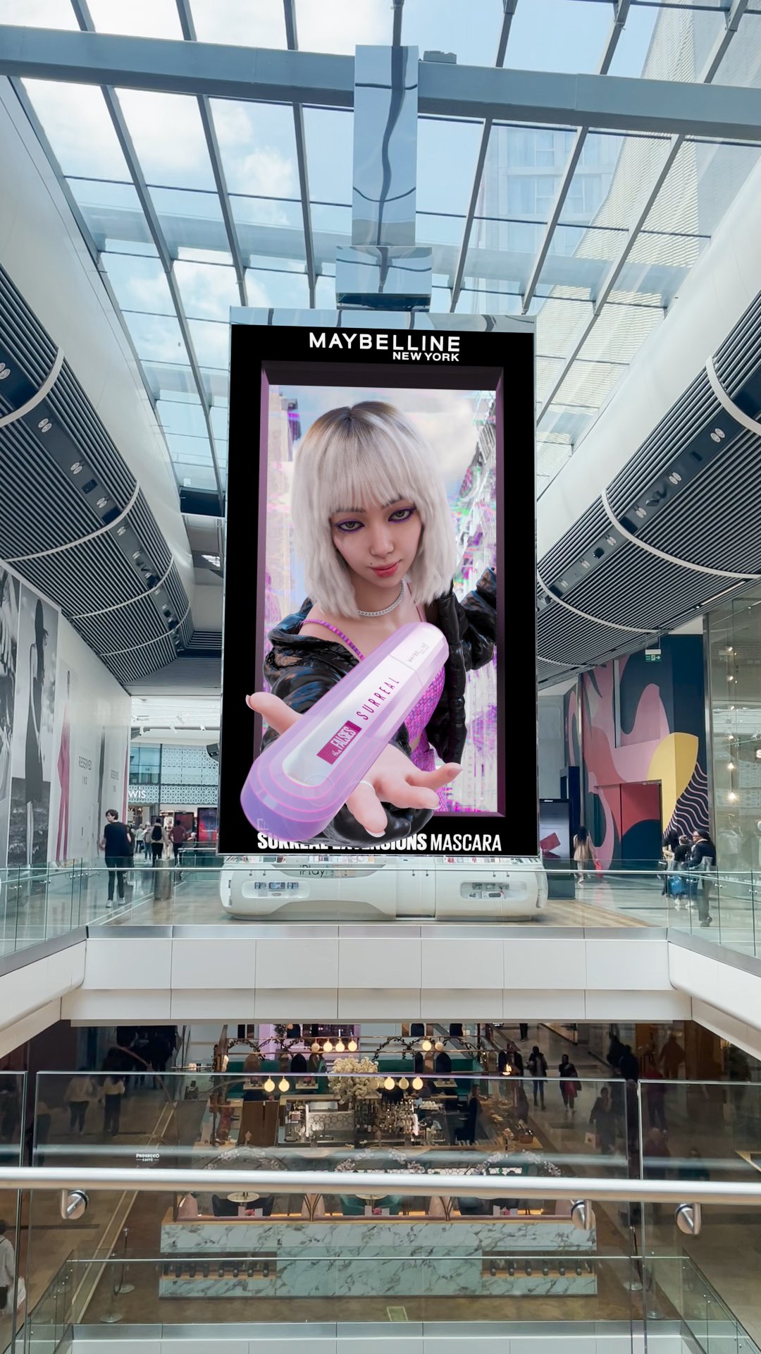 Die 3D-DooH-Kampagne von Maybelline - hier auf dem Panarama-Banner im Manchester Arndale Shopping Centre. (Foto: Kinetic/ DOOH.com)