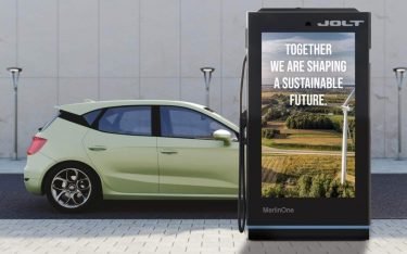 Jolt Merlin Schnelllader mit DooH-Screen (Foto: Jolt)