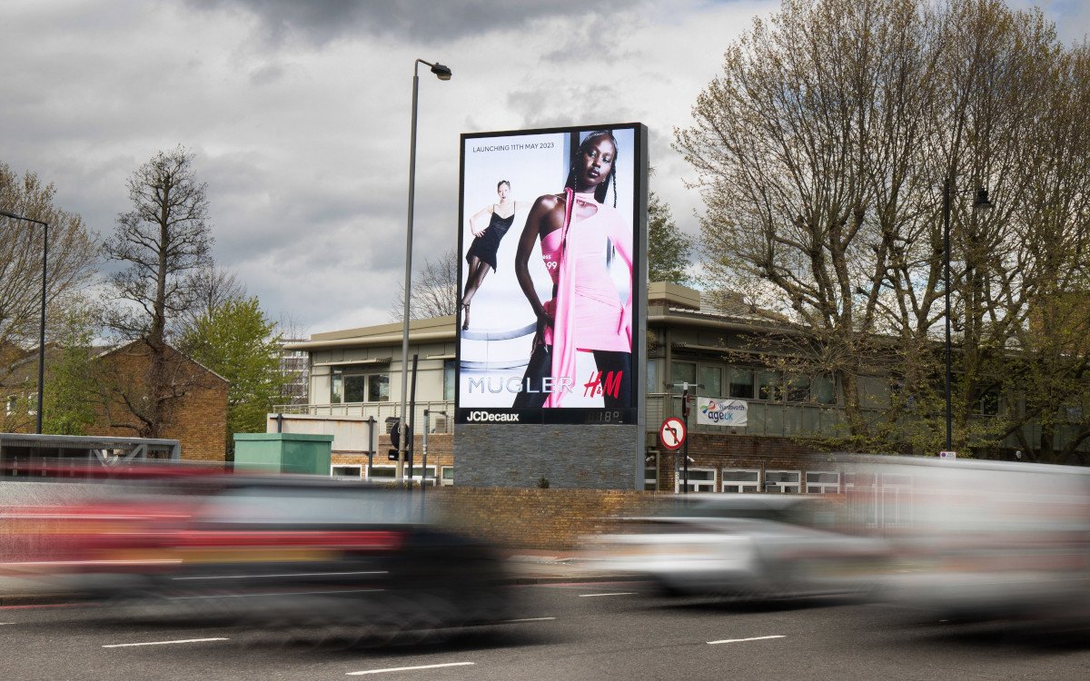 "Mugler H&M"-Kampagne auf Roadside-LED von JC Decaux in UK (Foto: Kinetic UK)