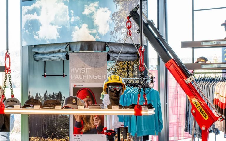 Der nachgebaute Palfinger-Kran dient im Fanshop als Träger für ein Schweberegal. (Foto: umdasch)