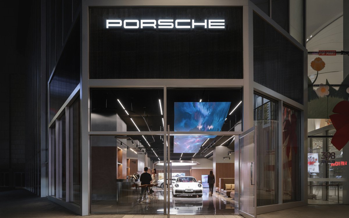 Durch die Schaufenster des Porsche Studios Changsha sieht man den LED-Teppich, der über den Porsche-Modellen von der Decke hängt. (Foto: UNStudio)