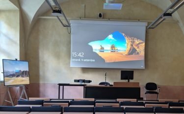 Ein Hörsaal der Universität von Insubrien mit Projektor und Display, die von UCC- und AVoIP-Geräten von Kramer gesteuert werden. (Foto: Kramer)