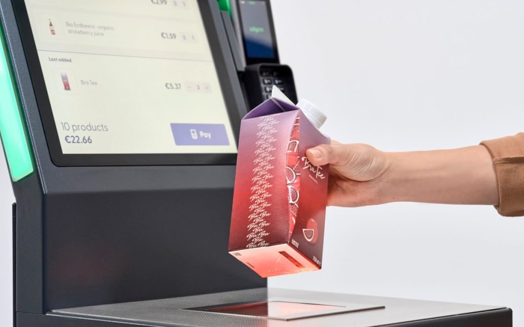 Neben dem Smartphone-Scan lassen sich die Waren auch direkt am Self-Checkout Matrix scannen. (Foto: umdasch)