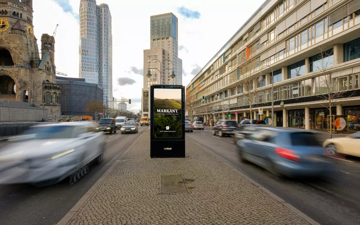"TV Boost DooH" ist die gezielte, automatische Aktivierung bestimmter DooH-Screens - wie diesem prominent platzierter Anlage in Berlin. (Foto: WallDecaux)