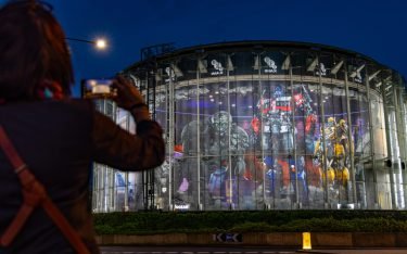 Große OoH-Promotion zum Start des Transformer-Blockbusters "Rise of the Beasts" auf dem Fassadenbanner des Londoner BFI Imax (Foto: Ocean Outdoor)