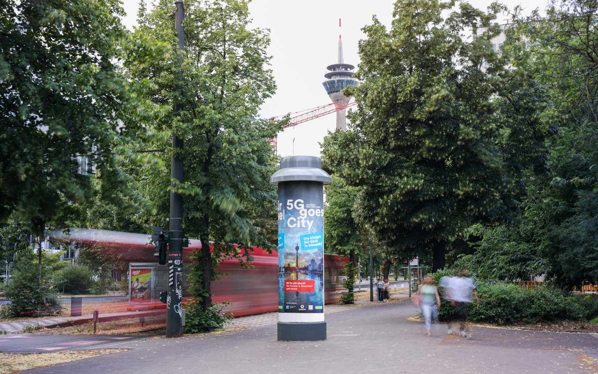 Funkende Litfaßsäulen in Düsseldorf (Foto: Vodafone)