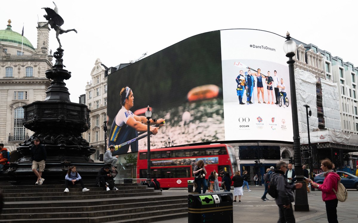 Die britische Ruderin Kyra Edwards ist Teil der DooH-Kampagne, die in London bereits auf den Piccadilly Lights lief. (Foto: Ocean Outdoor)