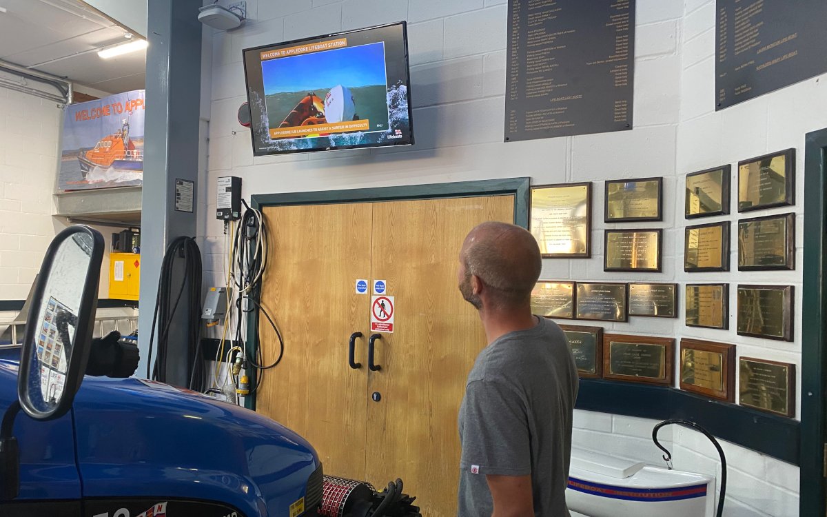 Ein Screen mit tausend Inhalten: In der Appledore Lifeboat Station zeigt die Küstenwache Aufnahmen ihrer Rettungsaktionen. (Foto: Signagelive)