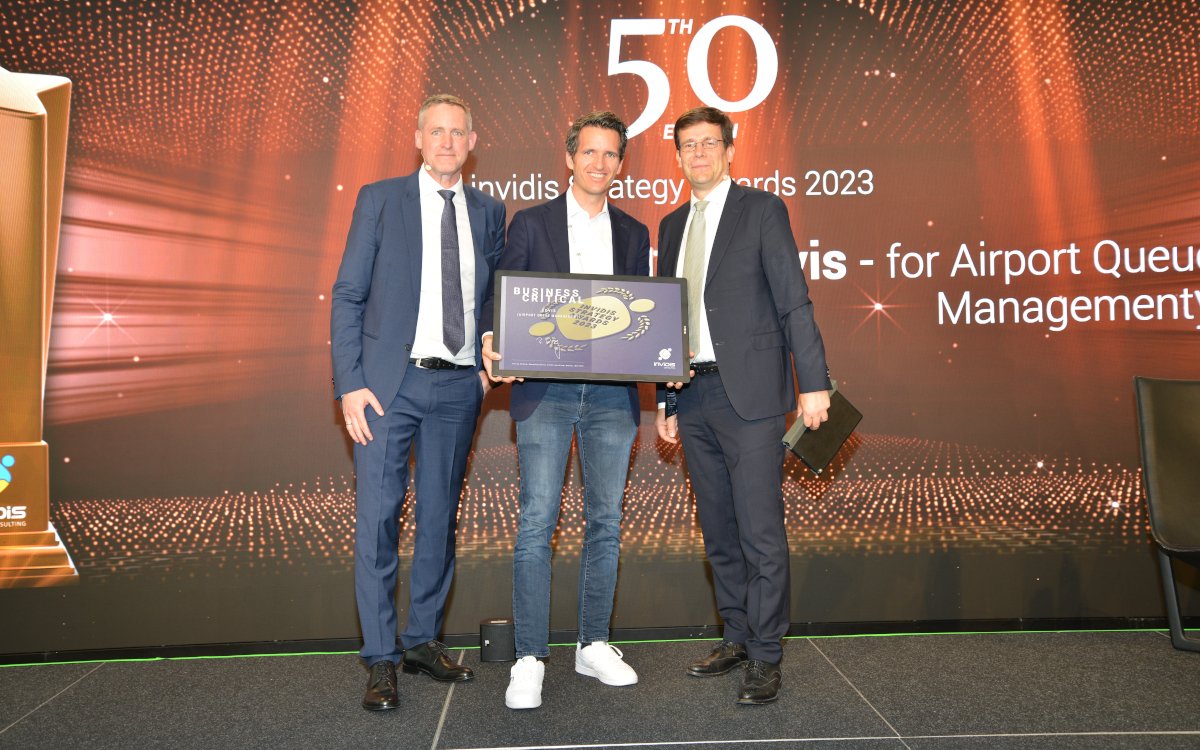 Florian Eggenschwiler, Chief Product Officer bei Xovis, erhält den Business-Critical-Award. (Foto: Frank Böhm/ invidis)