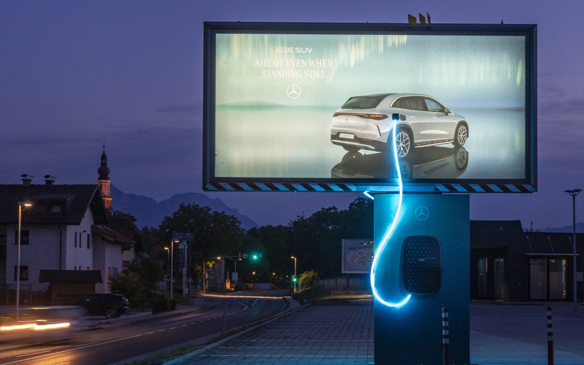 OoH-Kampagne im Sonderformat für den neuen Mercedes EQE SUV (Foto: EPAMEDIA)