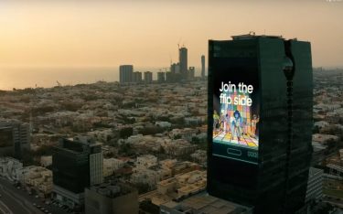 Auf dem King Road Tower in Jeddah, Saudi-Arabien, läuft die Teaserkampagne für das Galaxy Unpacked. Sowie auf 13 anderen Riesen-DooH-Screens weltweit. (Foto: Samsung)