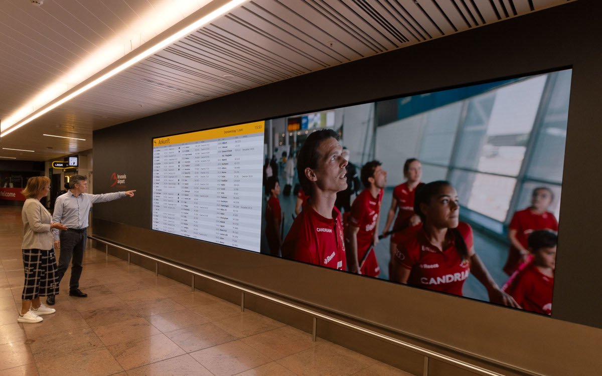 Zwei dieser LED-Wände von Sharp/NEC hängen im Ankunftsbereich des Brüsseler Flughafens. (Foto: Brussels Airport)