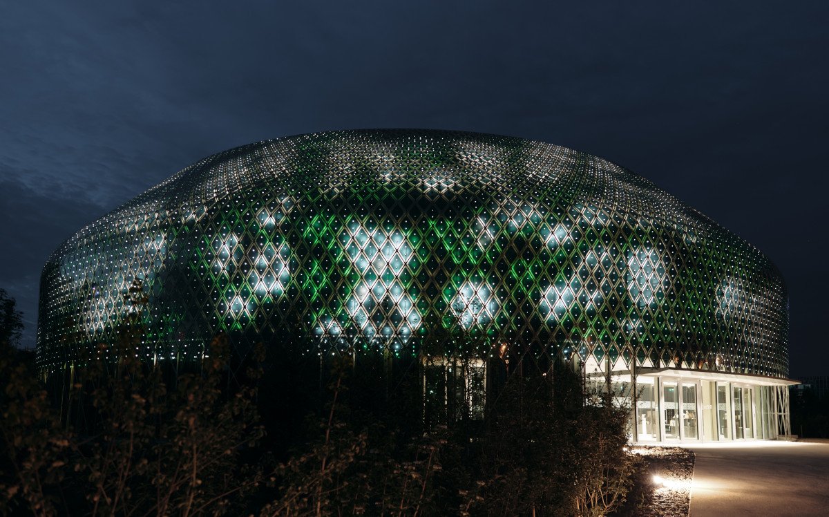 Der Novartis Pavillon ist eine Ausstellungsfläche auf dem Baseler Campus des Pharmakonzerns. Während der Dämmerung und ersten Nachtstunden leuchtet er mit Medienkunst auf. (Foto: Laurids Jensen)