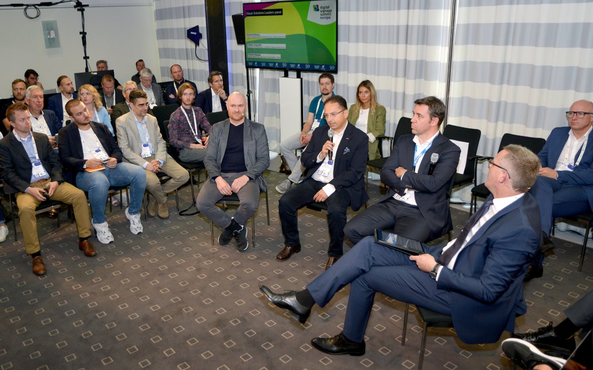Von links: Tobias Augustin, Sharp/NEC, Vincent Piarou, Samsung, Franck Racapé, PPDS, und Florian Rotberg, invidis (Foto: Frank Böhm/invidis)