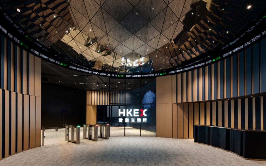 Der Eingang zur Börse Hongkong (Foto: Kris Provoost/LAAB Architects über v2com)