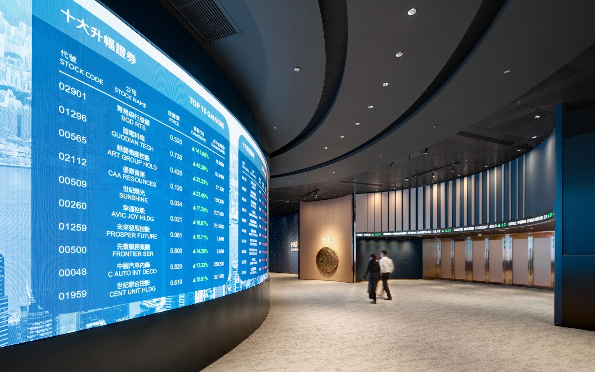 LED-Wand mit Börsennachrichten am Hongkonger Stock Exchange (Foto: Kris Provoost/LAAB Architects über v2com)