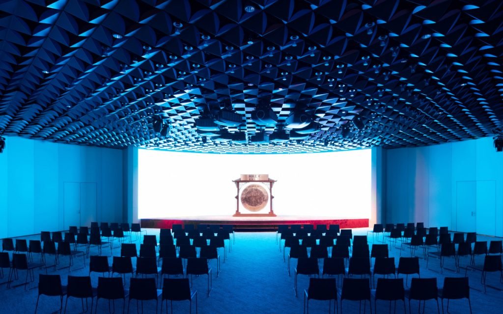 Auditorium der Börse Hongkong (Foto: Kris Provoost/LAAB Architects über v2com)