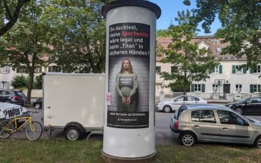 Chargeback24-Plakatmotiv an der Säbener Straße, München (Foto: invidis)