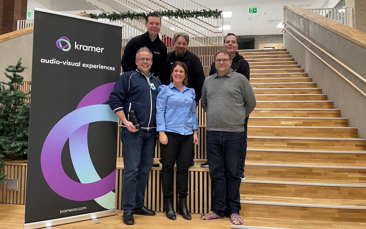 Das finnische Kramer-Team mit der Akvarelli-Schulleitung (Foto: Kramer)