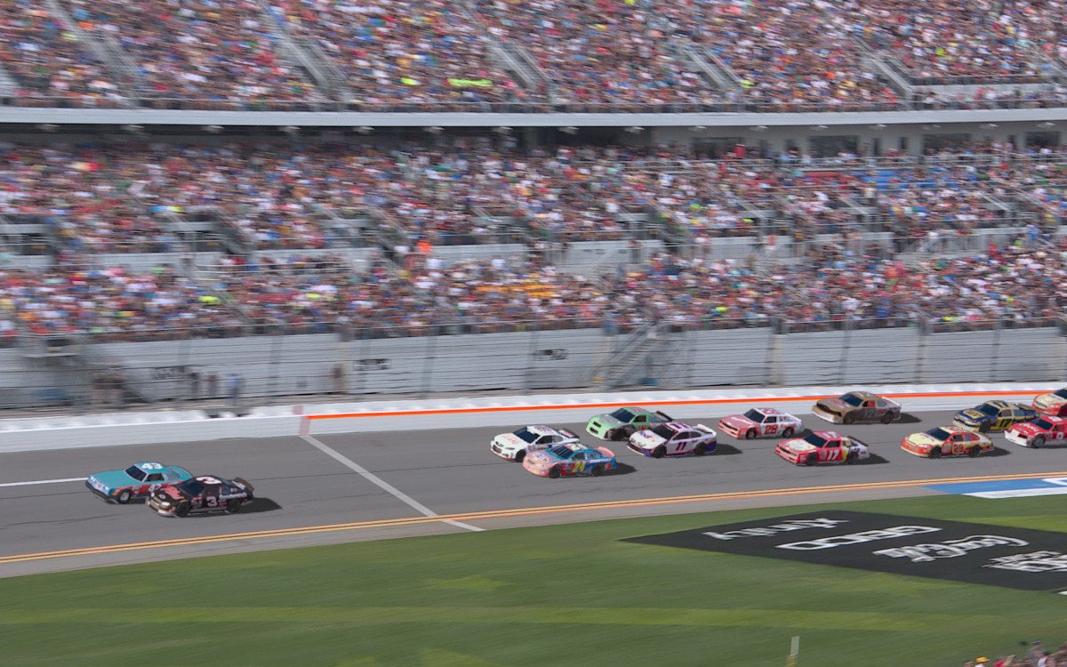 Alte Sportwägen auf der Rennstrecke von heute - eine Momentaufnahme des virtuellen Daytona-500-Rennen (Foto: Stage Precision)