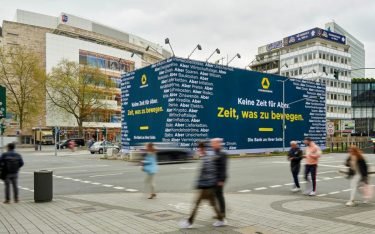 Die Imagekampagne der Commerzbank belegte auch Riesenposter wie dieses in Düsseldorf. (Foto: It Works Group)