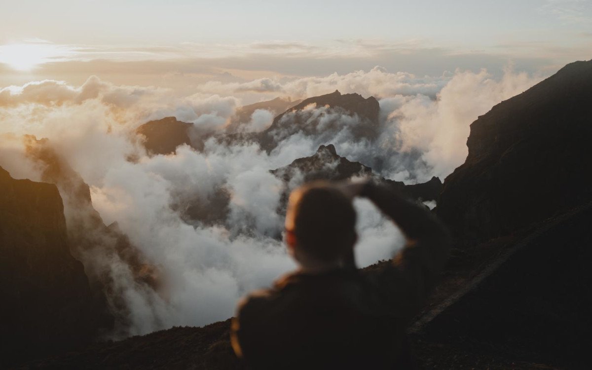 Die Sonne reißt auf Madeira durch die Wolken - mit diesem Moment fing der Fotograf Jack Harding das Motto Rise ein. (Foto: Jack Harding)