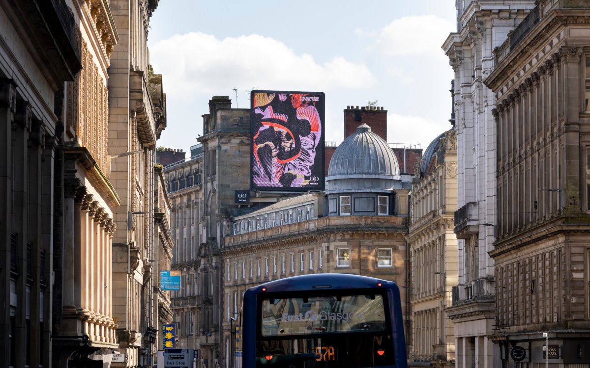 In Glasgow betreibt Ocean Outdoor großformatige DOoH-Screens an Gebäudefassaden. Auf diesen konnten junge Künstler ihre Werke zeigen. (Foto: Ocean Outdoor)