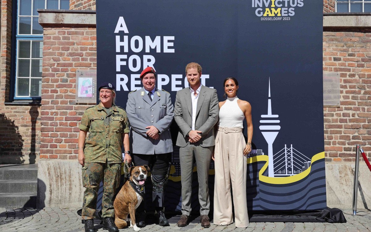 Prinz Harry, Duke of Sussex, und Meghan, Duchess of Sussex, posieren mit den Athleten der Invictus Games 2022 in Den Haag. (Foto: Chris Jackson/ Getty Images)