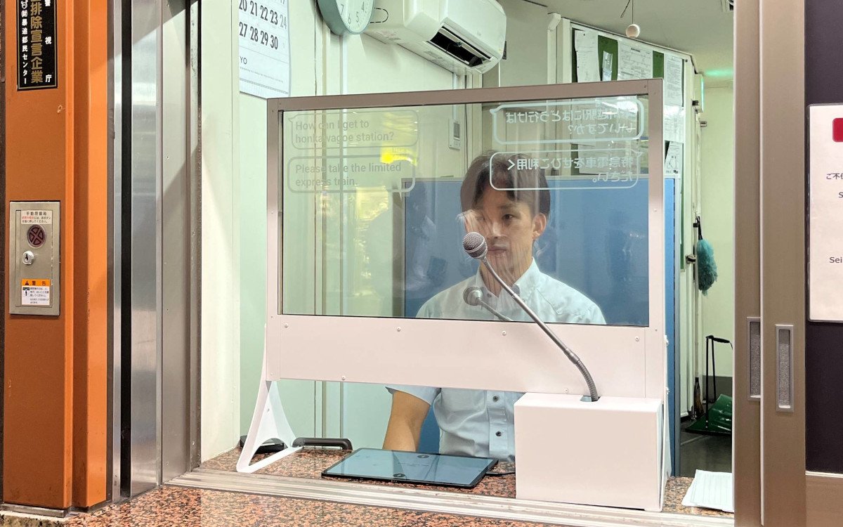Übersetzungs-Service im Bahnsystem Tokios mittels transparentem Display (Foto: Seibu Railway)