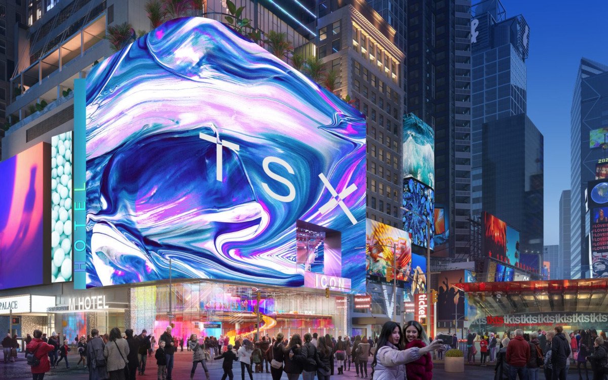 Dieser DooH-Screen mit integrierter Bühne befindet sich am Gebäude TSX Broadway auf dem Times Square. (Foto: Dream Outdoor)