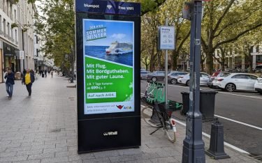 DooH-Stele in Düsseldorf (Foto: invidis)