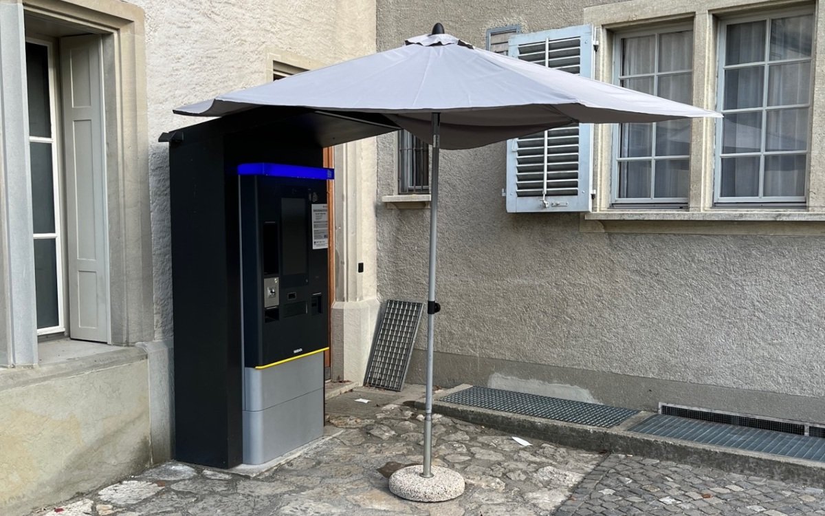 Herausforderung Sonnenlicht - Parkautomat mit Schirm in Schaffhausen (Foto: invidis Leser)