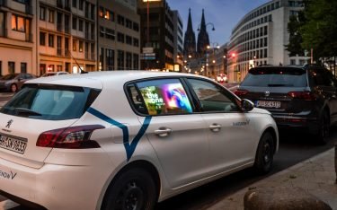 In Köln sind seit Ende 2022 Share-Now-Fahrzeuge mit DooH-Fensterscheibe unterwegs. (Foto: MMR Media/ Screenery)