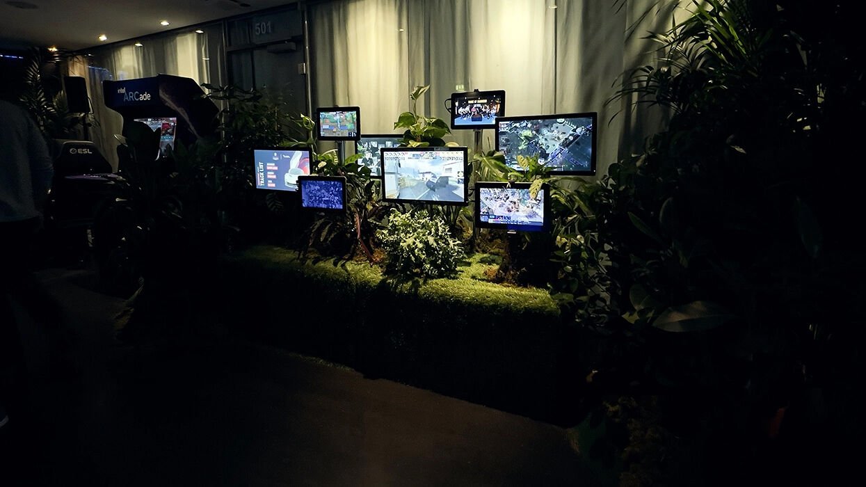 Auf Displays in der grünen Area zeigte ESL Faceit seine Games. (Foto: ICT AG)