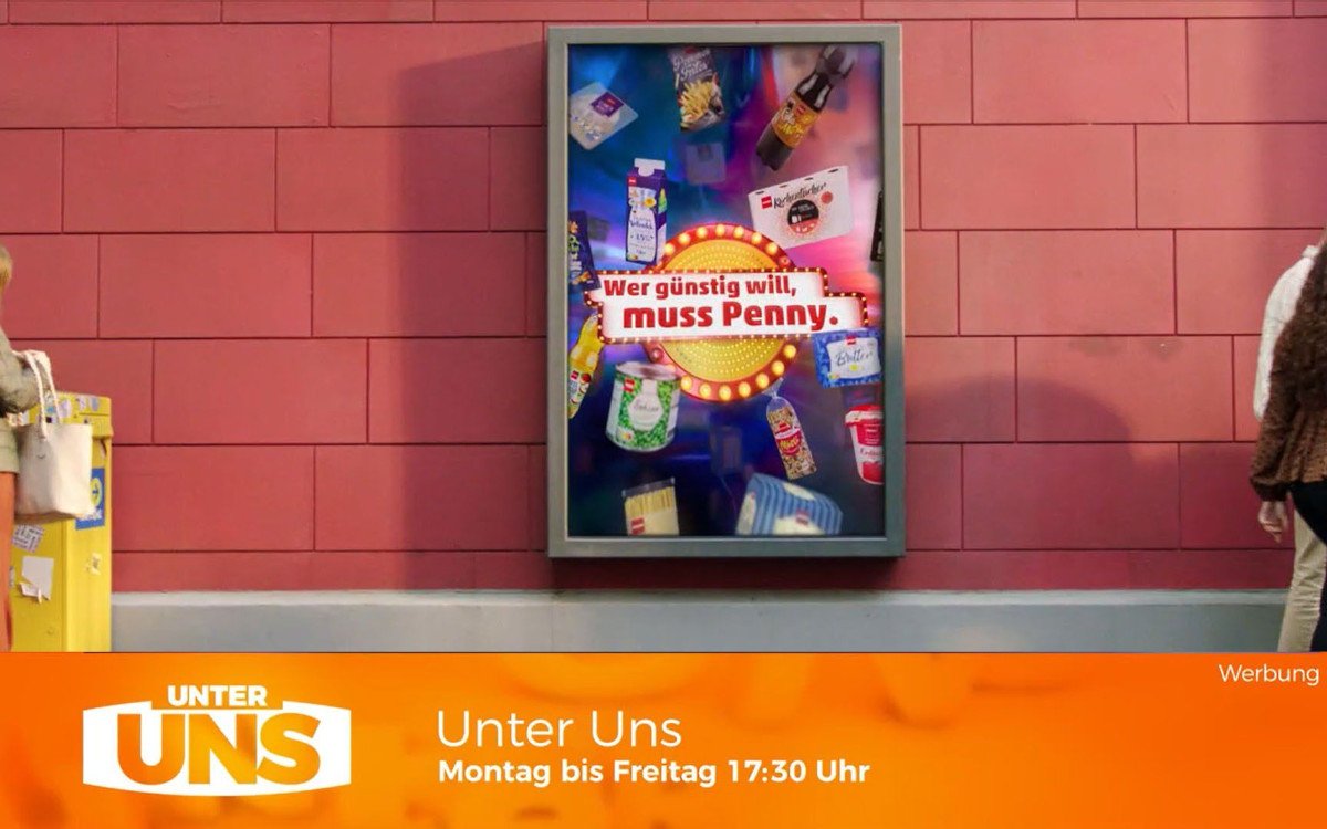 Auf dem virtuellen Plakat zeigt Penny in der Soap "Unter uns" die aktuellen Angebote. (Foto: RTL/ Ad Alliance)