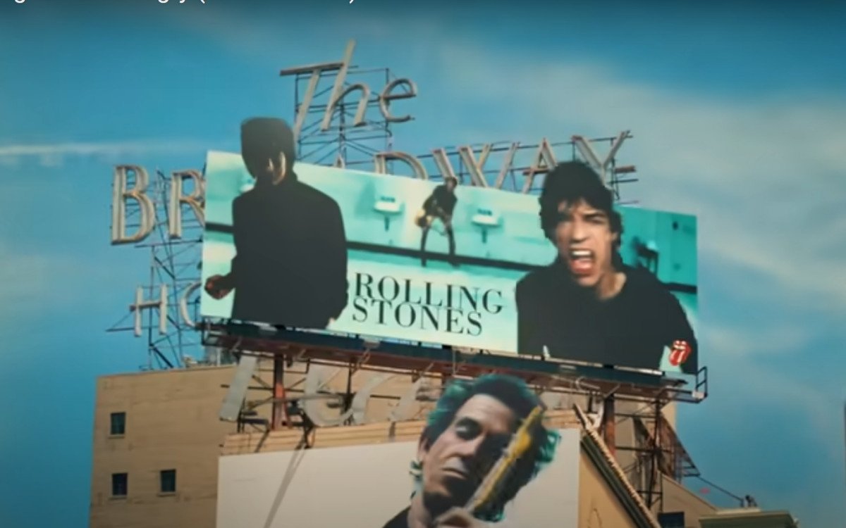 Mick Jagger und seine Bandkollegen performen wie in alten Zeiten - auf Billboards am Sunset Boulevard. (Foto: Screenshot/Youtube)
