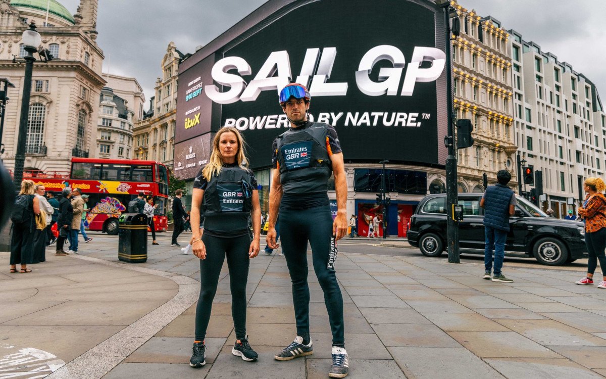 Hannah Mills und Matt Gotrel des Emirates Great Britain Sail-GP-Teams vor Europas größtem DooH-Screen. (Foto: Ocean Outdoor)